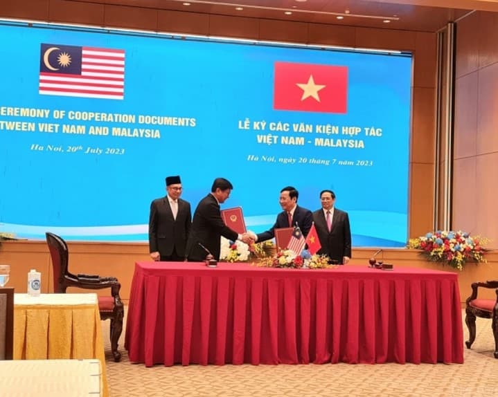 The Chairman of VCCI signed a memorandum of understanding with the Chairman of NCCIM