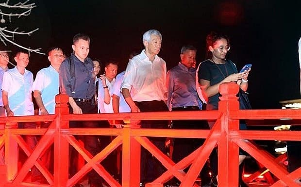 Singaporean PM strolling Hanoi streets, trying local food