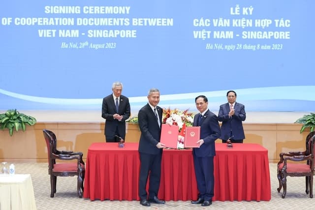 Viet Nam, Singapore Sign Deals to Expand Cooperation
