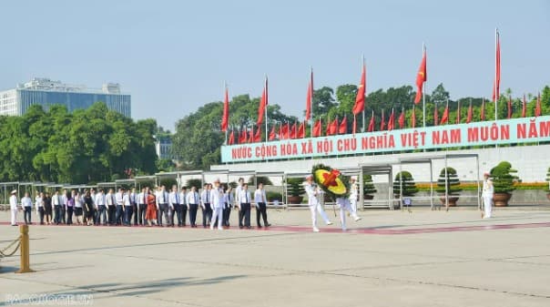 Foreign Minister paid tribute to President Ho Chi Minh on 78th National Day