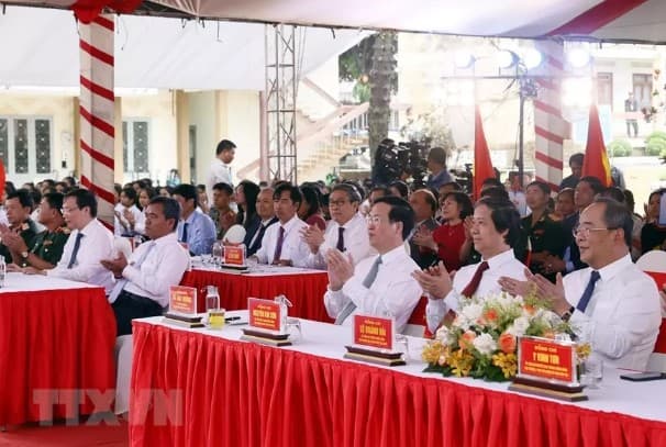 President Vo Van Thuong congratulates educators, students on new school year