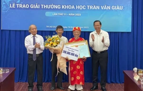 103-year-old researcher Nguyen Dinh Tu wins Tran Van Giau Science Award
