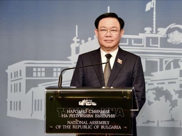 NA Chairman Vuong Dinh Hue receives leaders of Bulgarian Associations, companies