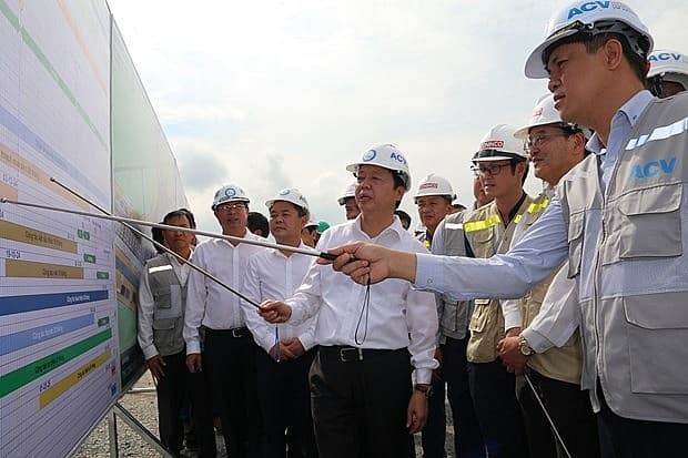 Deputy PM inspects construction of Long Thanh airport