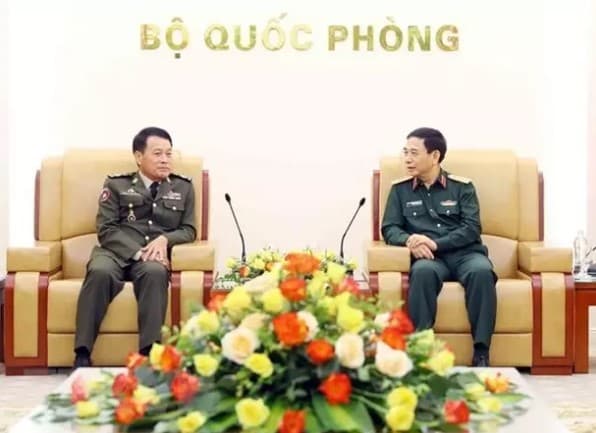 Minister of Defence commits support for ties between Vietnamese, Cambodian Armies
