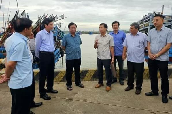 Ministry Le Minh Hoan inspects IUU, disaster prevention in Phu Yen: MARD