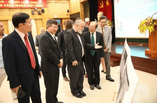 Photo Exhibition promotes Vietnam - Czech friendship on 105th Czech National Day