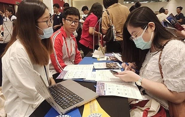 About 40,000 Vietnamese go abroad to study each year: MoET