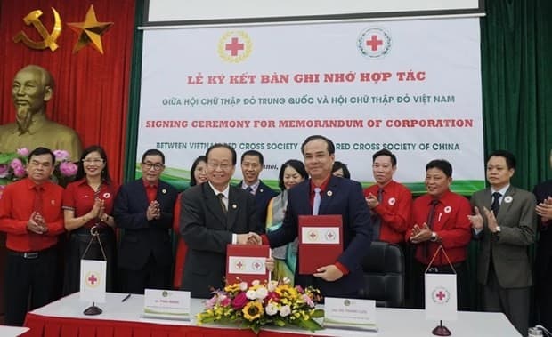 Red cross societies of Vietnam, China ink cooperation deal in Hanoi