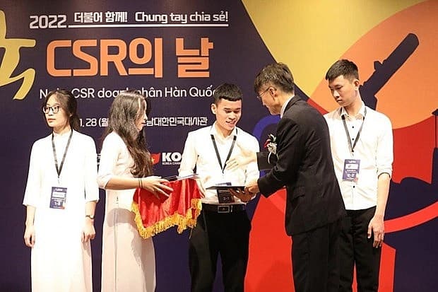 Korean firms present scholarships to Vietnamese students