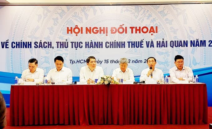 Businesspeople pack meeting hall about taxes, customs