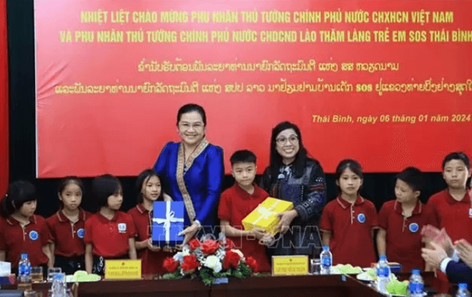 Vietnamese, Lao PMs’ spouses visit SOS Children's Village in Thai Binh