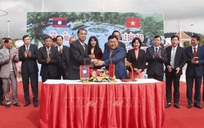 Vietnam-Laos Friendship Park handed over in Houaphanh