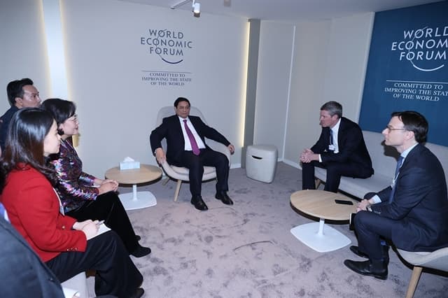 PM meets leaders of world's top businesses in Davos