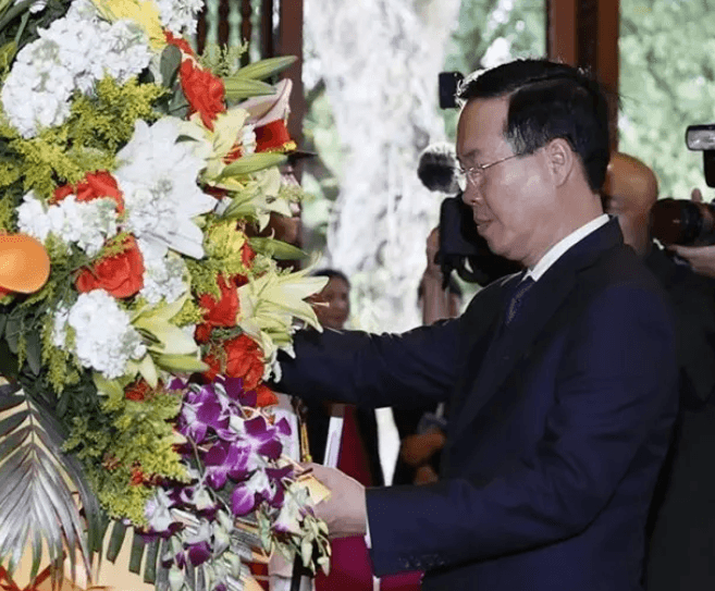 President Vo Van Thuong pays homage to President Ho Chi Minh in Nghe An