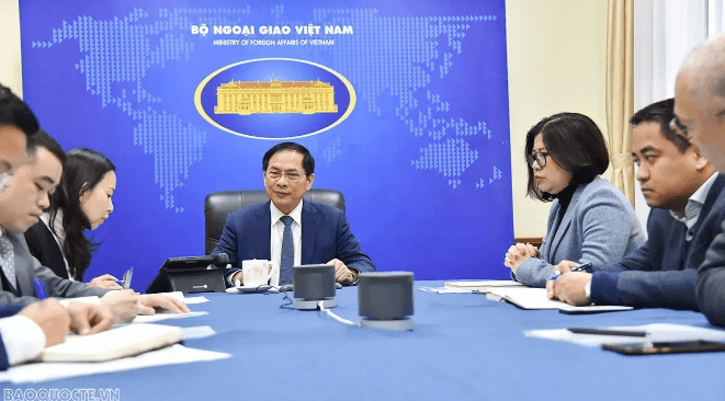 Vietnamese, RoK FMs pledge to encourage Korean firms to expand investment in Vietnam