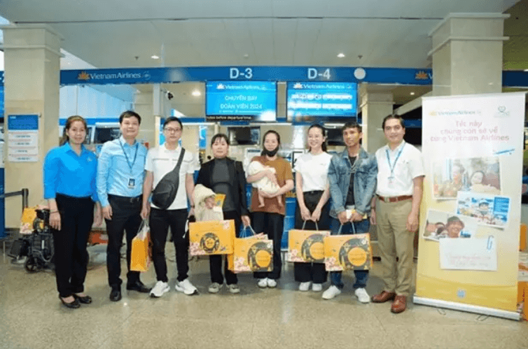 Vietnam Airlines carries disadvantaged workers back to their hometowns