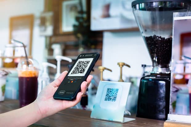 Banks push cashless payments for Tết shopping sprees