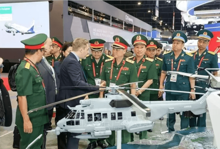 Vietnam Defence Ministry delegation attends Singapore Airshow 2024