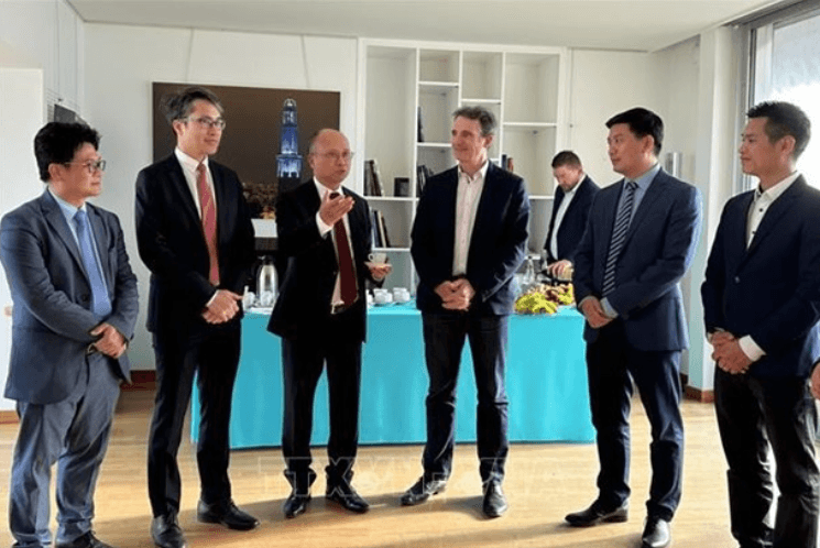 Vietnam and French localities enhance cooperation and friendship