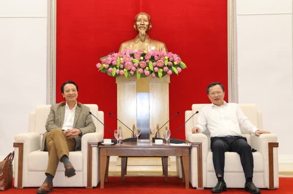 Chairman of the People's Committee of Quang Ninh Province, Cao Tuong Huy, holds a meeting with VCCI.
