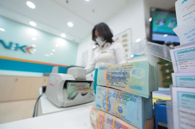 Interest Rates Fall, Credit Yet to Rise