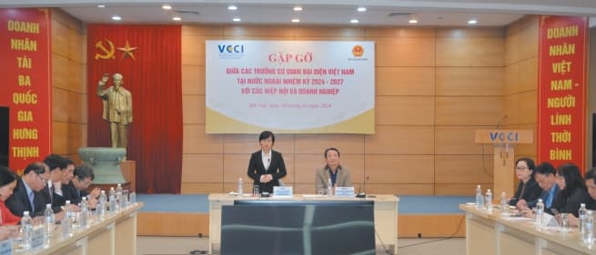 VCCI Meets Heads of Vietnamese Representative Agencies Abroad