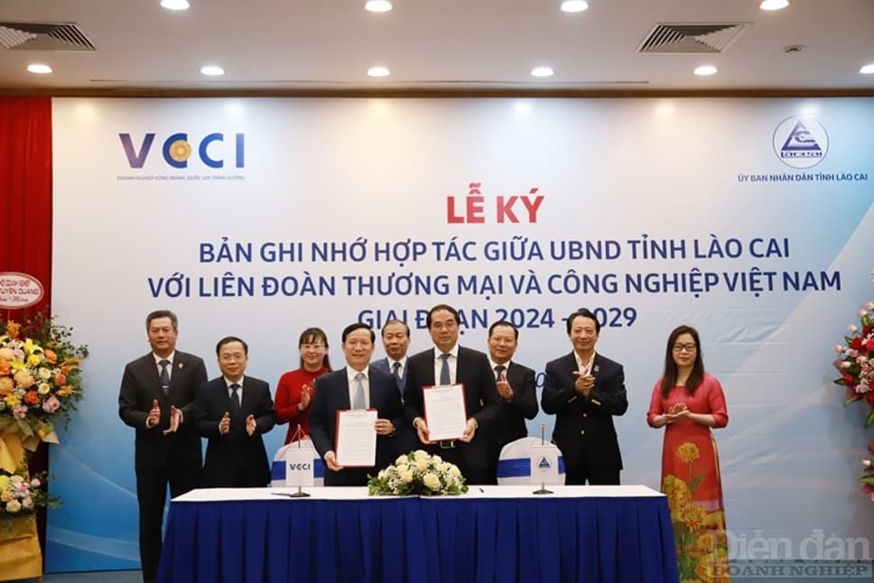 The Vietnam Chamber of Commerce and Industry (VCCI) and the People's Committee of Lao Cai province signed a Memorandum of Understanding on cooperation.