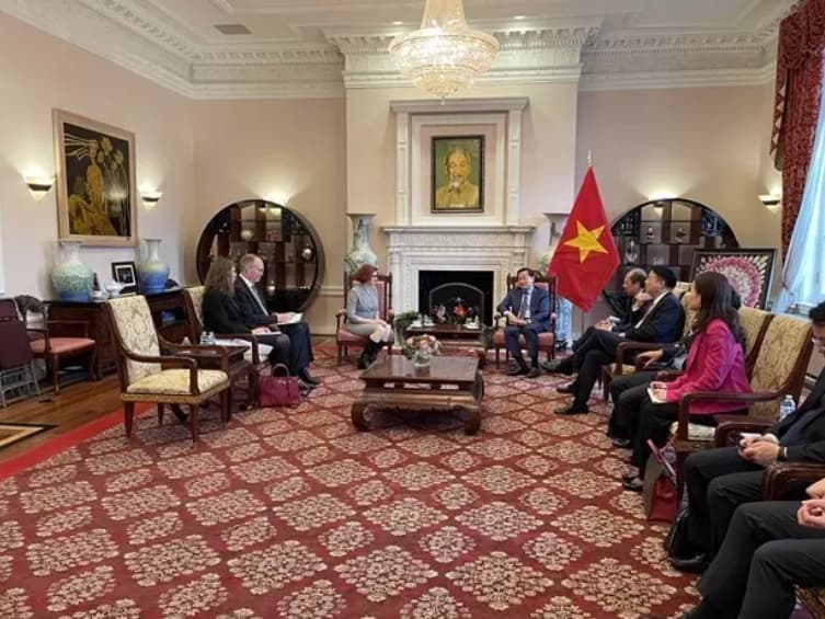 Deputy PM Le Minh Khai meets US officials, businesspeople