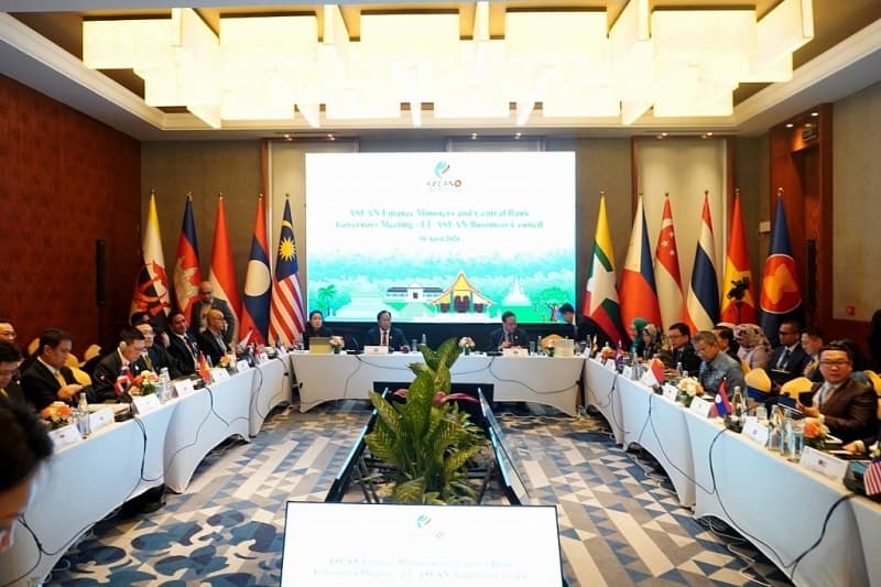 Minister of Finance Ho Duc Phoc joins ASEAN meetings