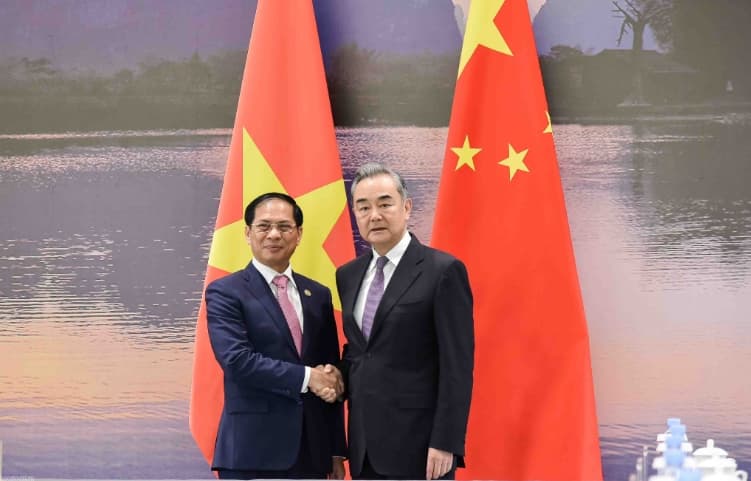 Vietnam, China Foreign Ministers hold talks to affirm leading importance of bilateral ties