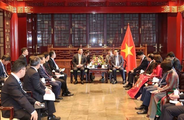 Top legislator receives heads of China’s leading corporations