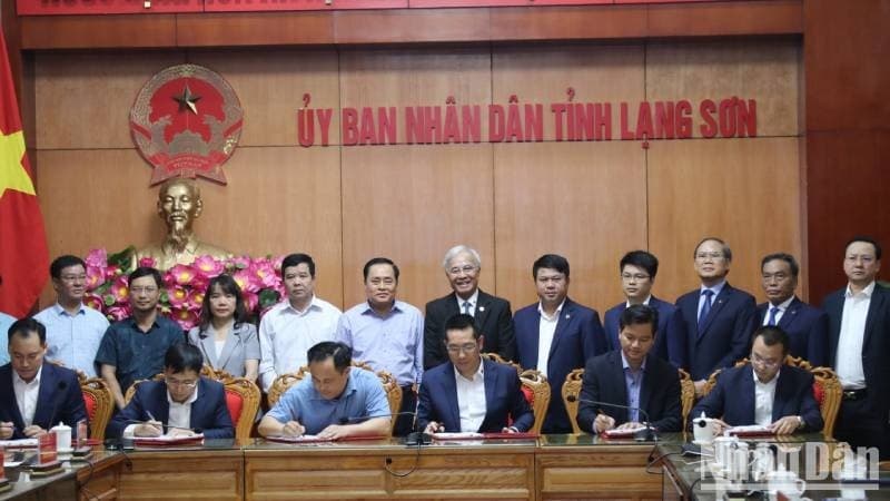 Lang Son signs contract for Huu Nghi-Chi Lang Expressway