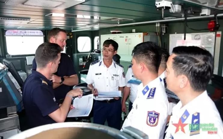Vietnam Coast Guard, French Navy'ship hold joint maritime exercise