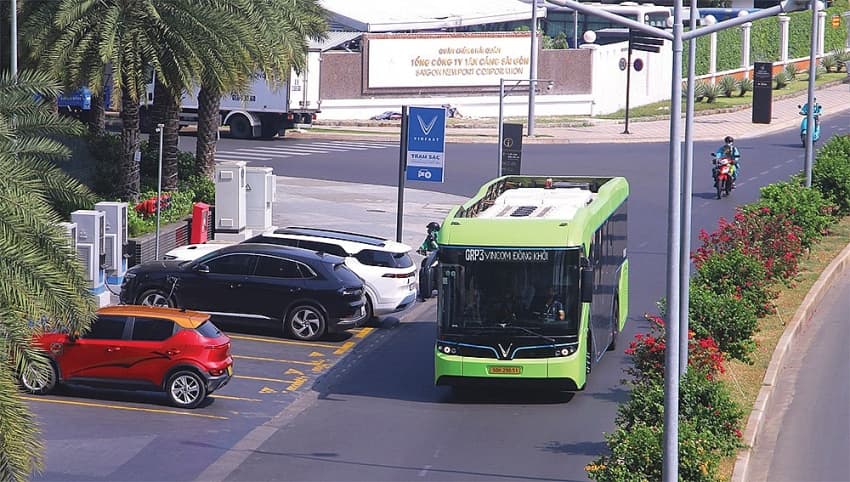 Carmakers go it alone on e-vehicle charging solutions