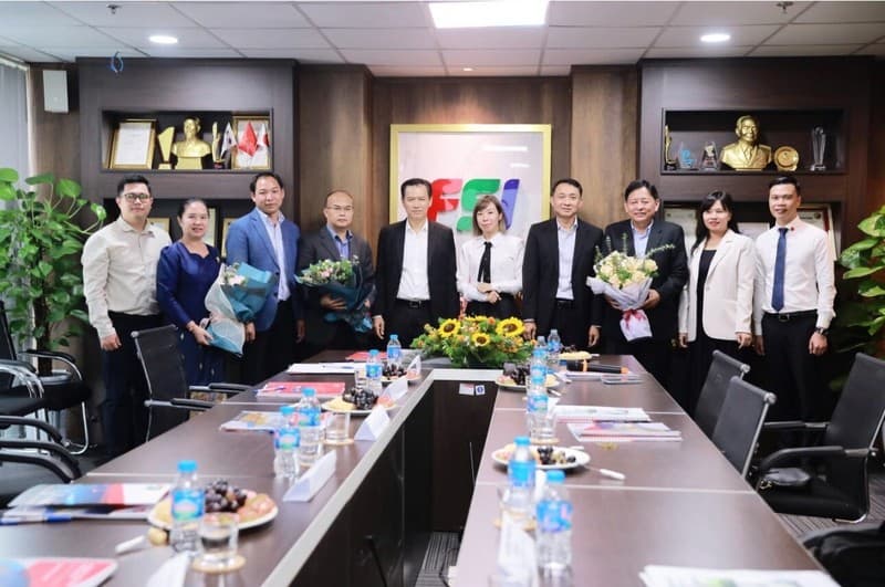 Lao minister seeks Vietnamese tech solutions in logistics
