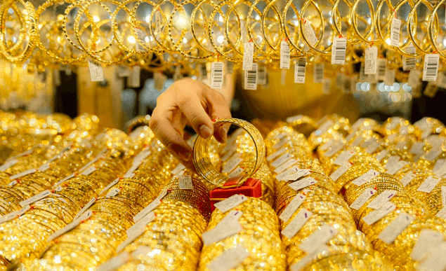 Strictly control and combat gold smuggling
