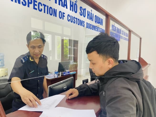 Ha Nam Ninh Customs Holds Talks with Businesses