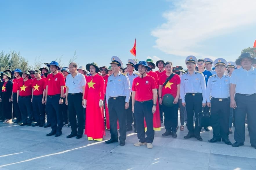 The VCCI working delegation visits and presents gifts at Truong Sa Island district and DK1 platform