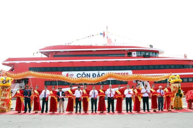 High-speed boat takes four hours to travel between Ho Chi Minh City and Con Dao Island