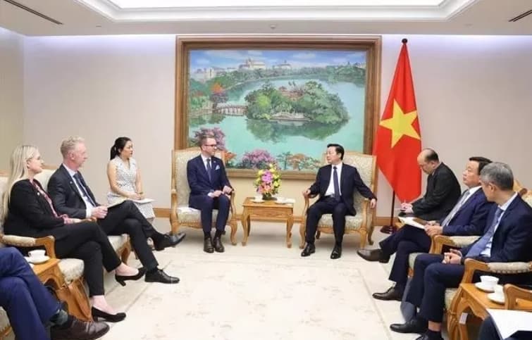 Deputy PM Tran Hong Ha receives Swedish Minister of Infrastructure and Housing