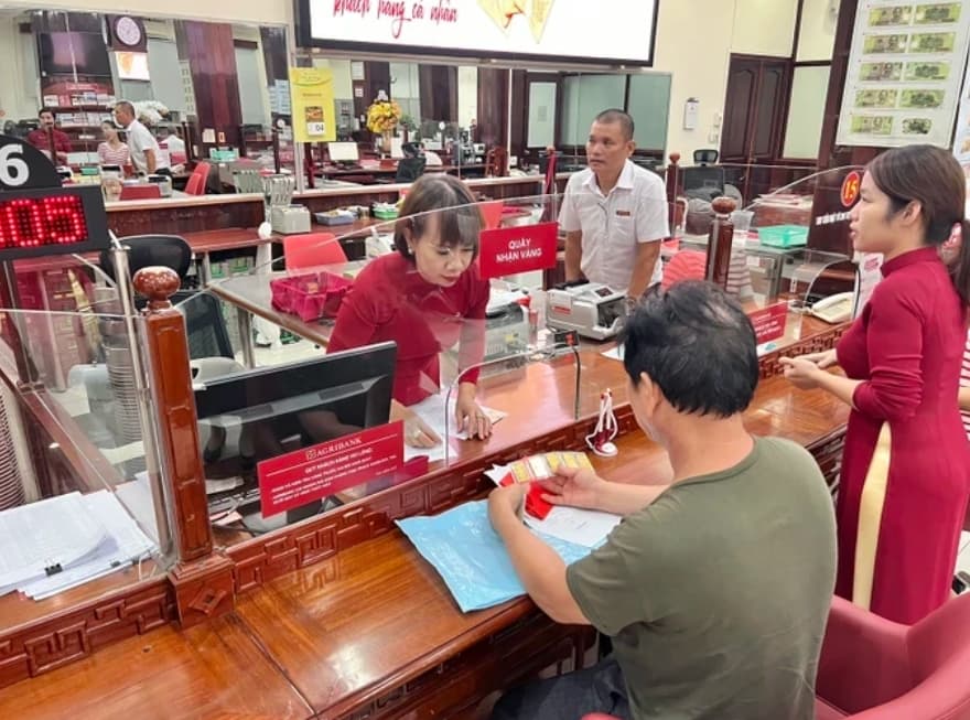 Long lines, short supply: Gold buyers flock to banks as prices dip