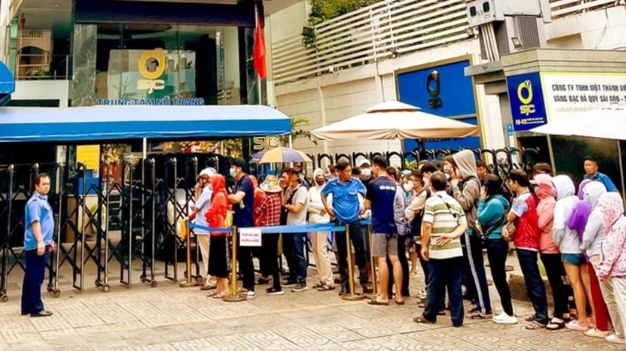 Gold buying rush continues in Vietnam
