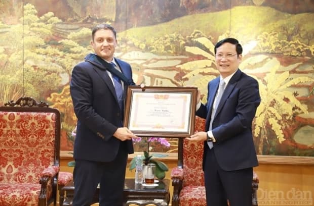The Chairman of VCCI Awards a Certificate of Merit to the Representative of USAID in Vietnam