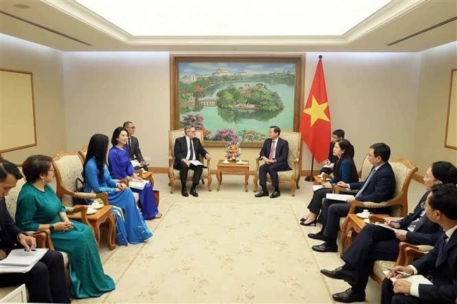 Deputy PM Le Mnh Khai receives Group Chairman of Standard Chartered in Hanoi