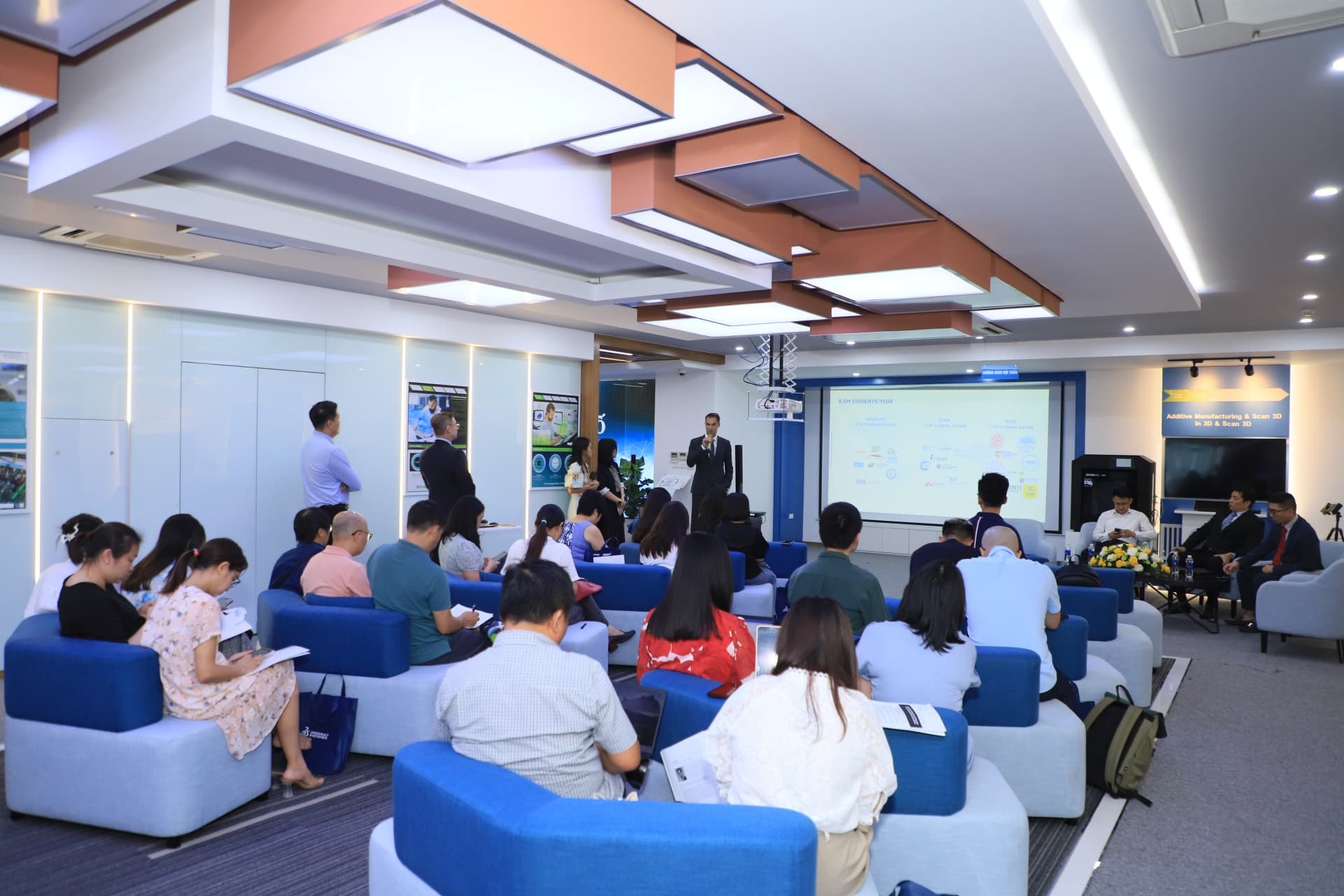 Hanoi hosts first Aerospace & Defence Manufacturing Innovation Day