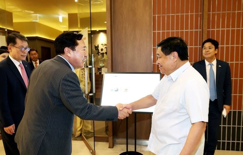 Minister calls on Korean organisation, bank to support Vietnamese SMEs