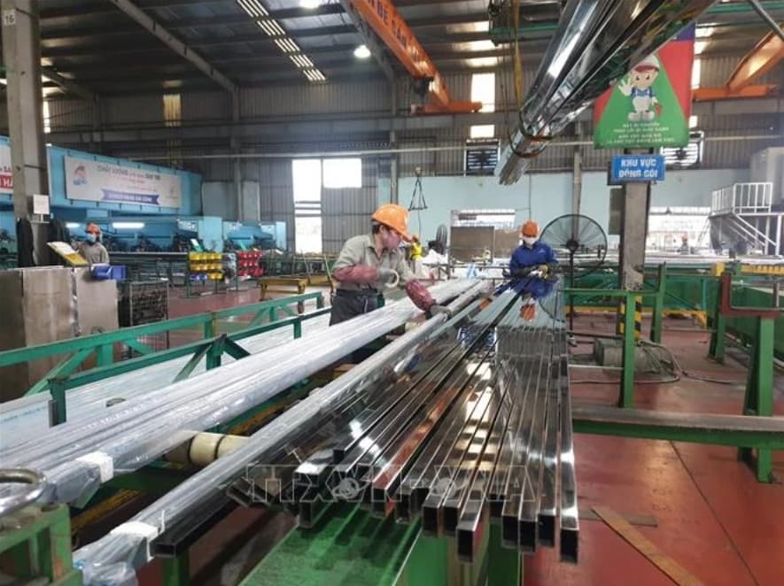Vietnam boosts industrial production, attracts large-scale projects
