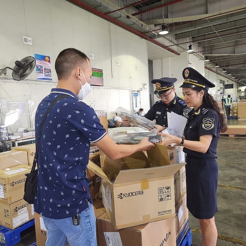 Noi Bai International Airport Customs attracts many new businesses to carry out procedures