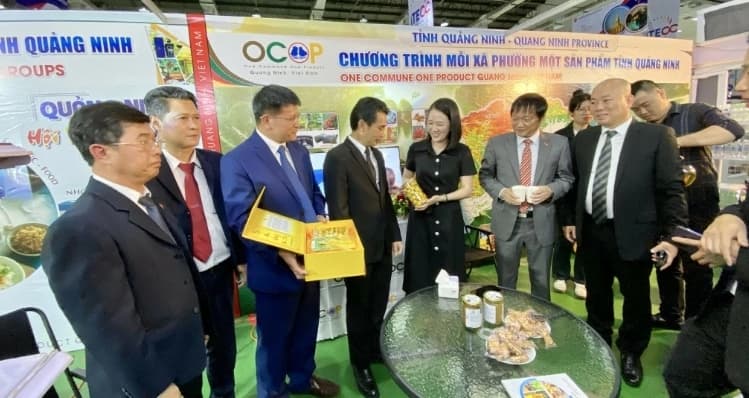 Vietnam, Laos strengthen trade relations